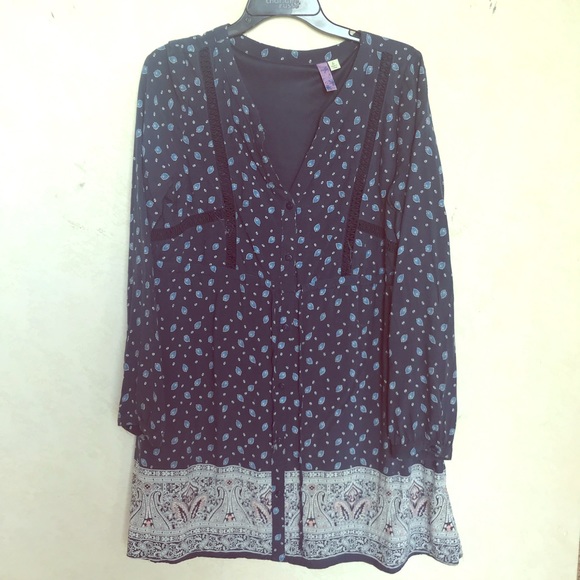 Francesca’s long sleeved dress - Picture 1 of 3